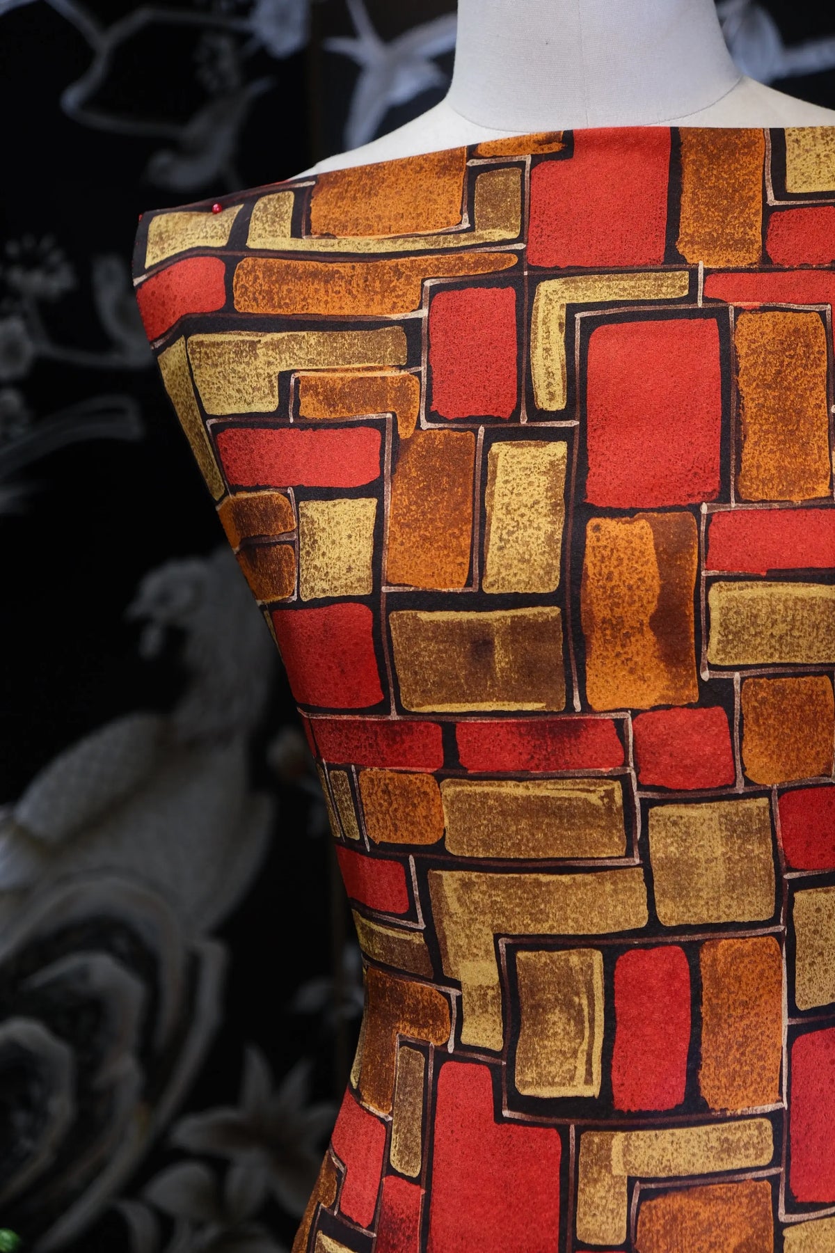 赤金流彩 · 几何砖纹真丝面料 | Crimson Amber - Geometric Brick Silk Fabric
