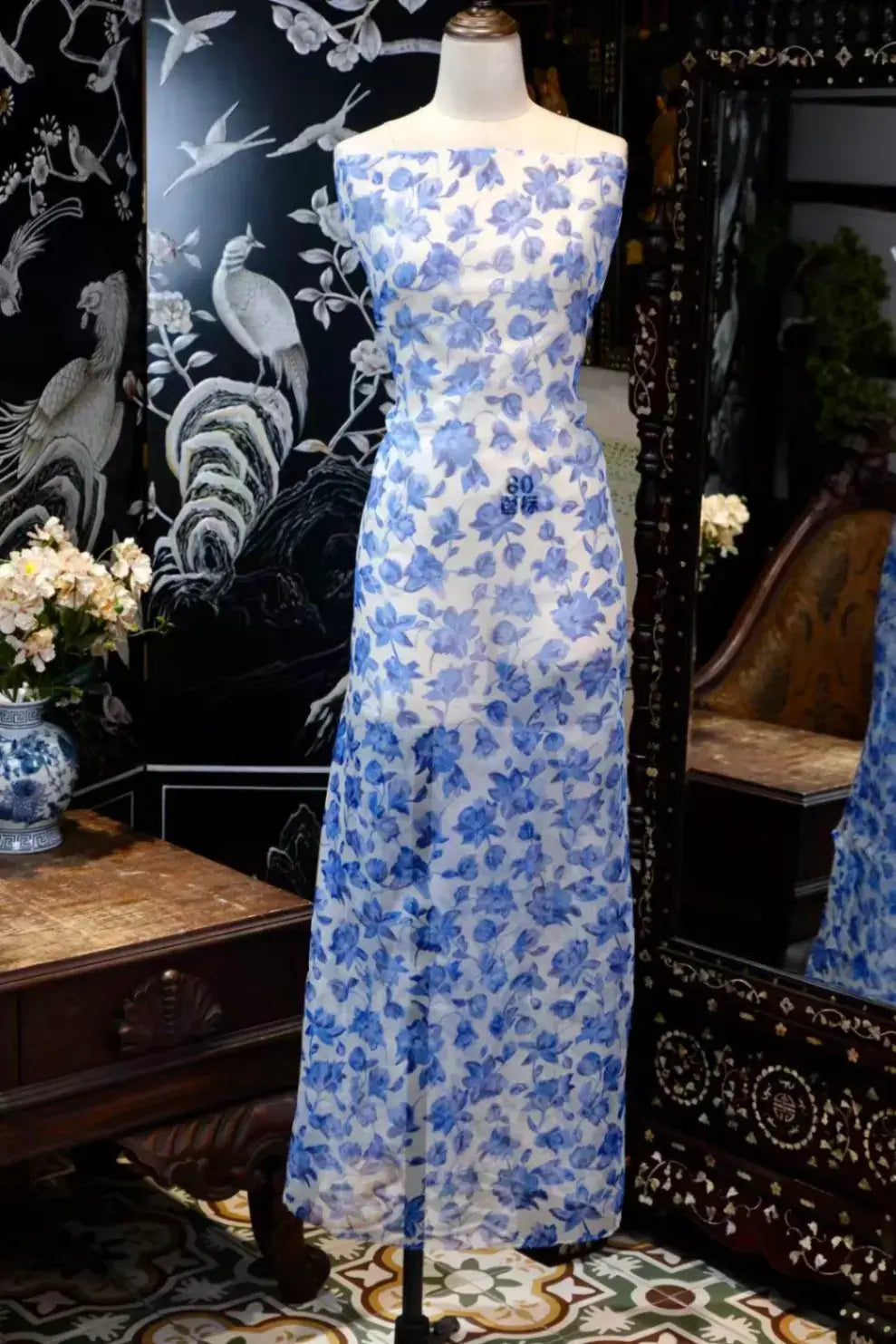青花流影 · 湛蓝漫花真丝面料 | Blue Porcelain Bloom - Cobalt Floral Silk Fabric