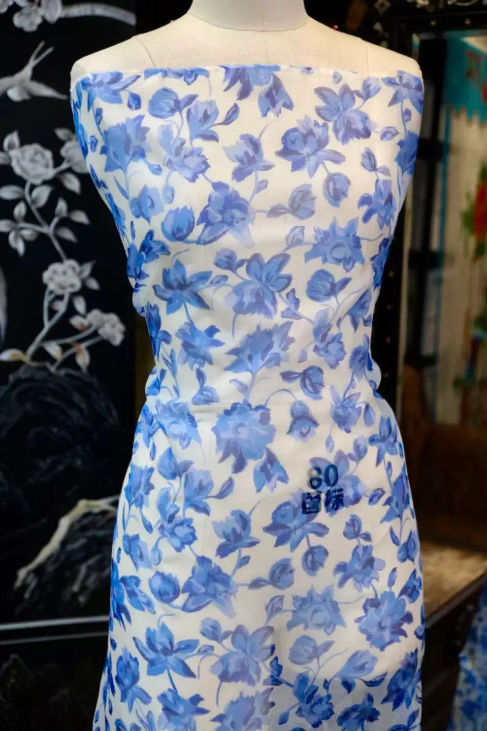 青花流影 · 湛蓝漫花真丝面料 | Blue Porcelain Bloom - Cobalt Floral Silk Fabric
