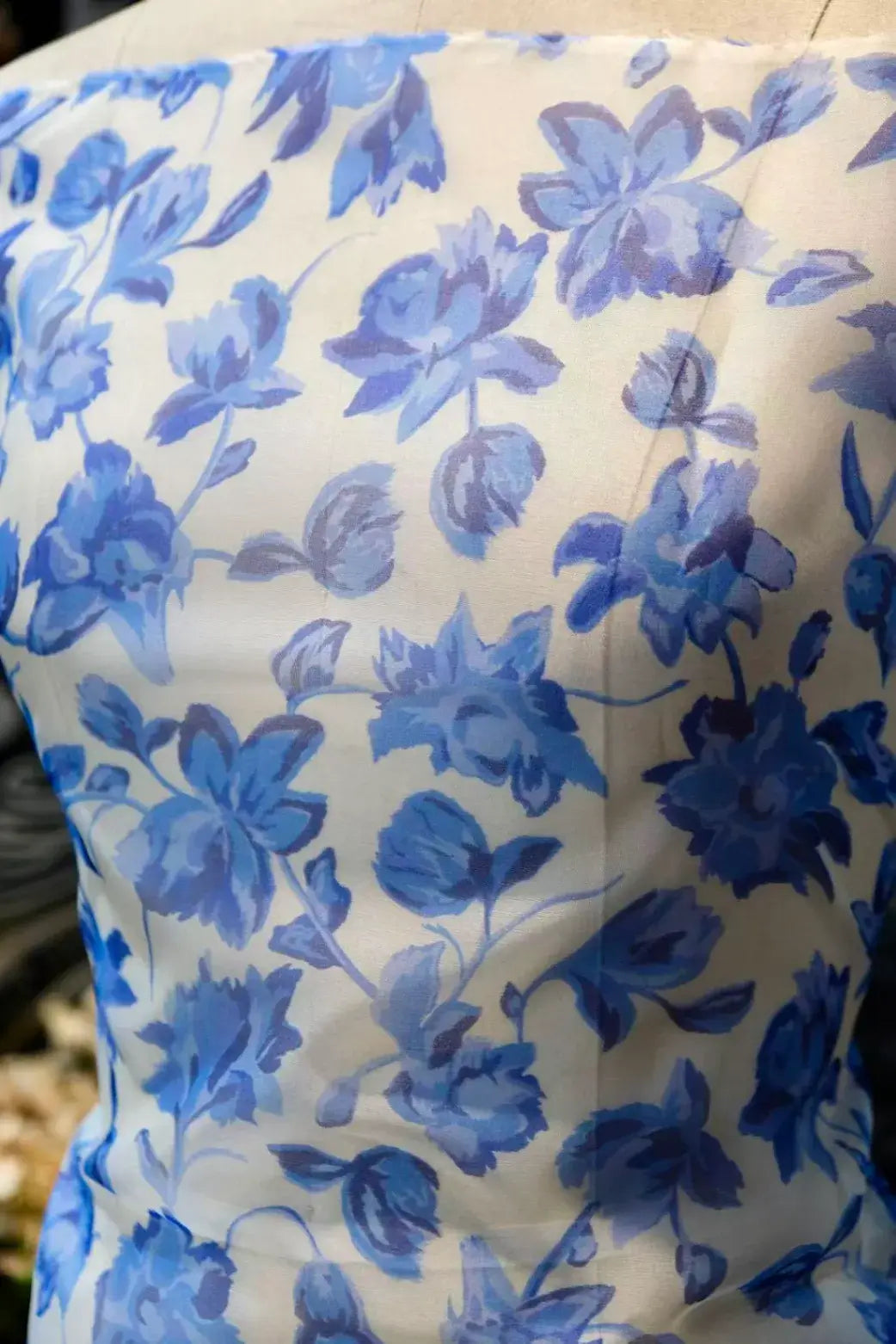 青花流影 · 湛蓝漫花真丝面料 | Blue Porcelain Bloom - Cobalt Floral Silk Fabric