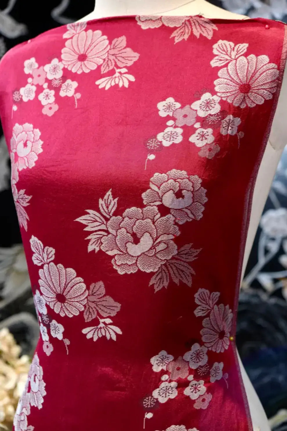 朱红花影 · 银白织锦真丝面料 | Crimson Blossom - Silver Jacquard Silk Fabric