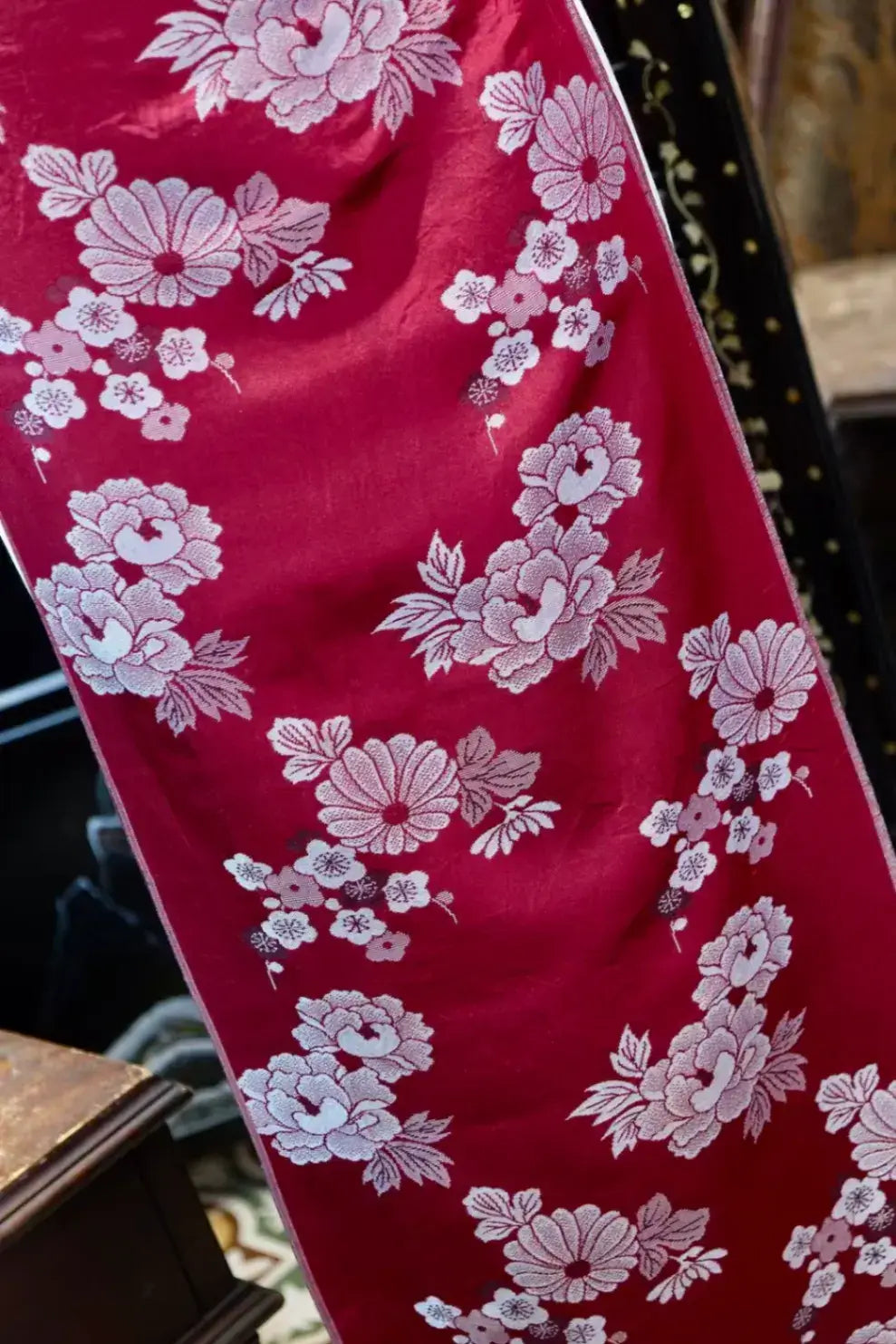 朱红花影 · 银白织锦真丝面料 | Crimson Blossom - Silver Jacquard Silk Fabric