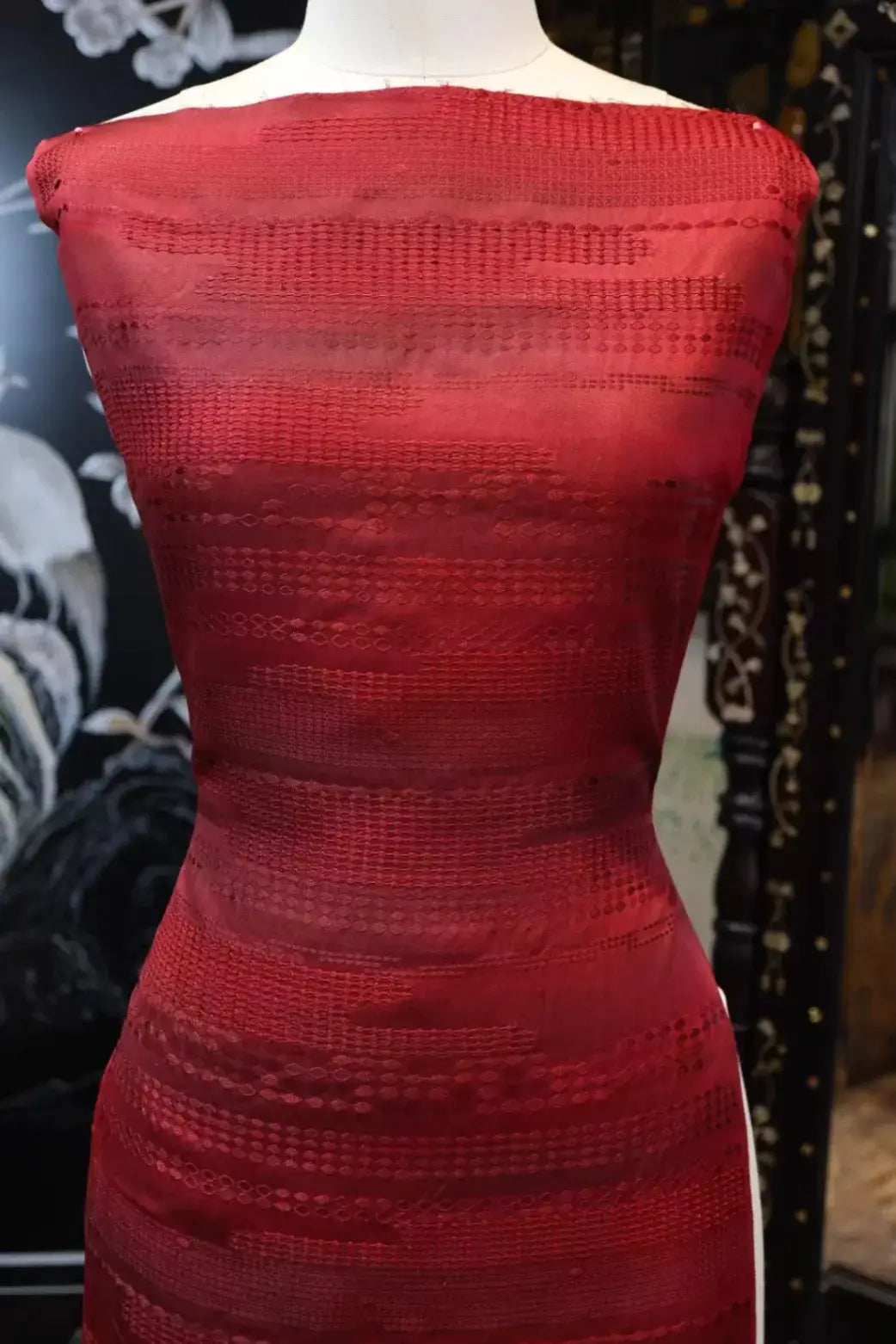 朱红流光 · 几何织纹真丝面料 | Crimson Radiance - Jacquard Silk Fabric