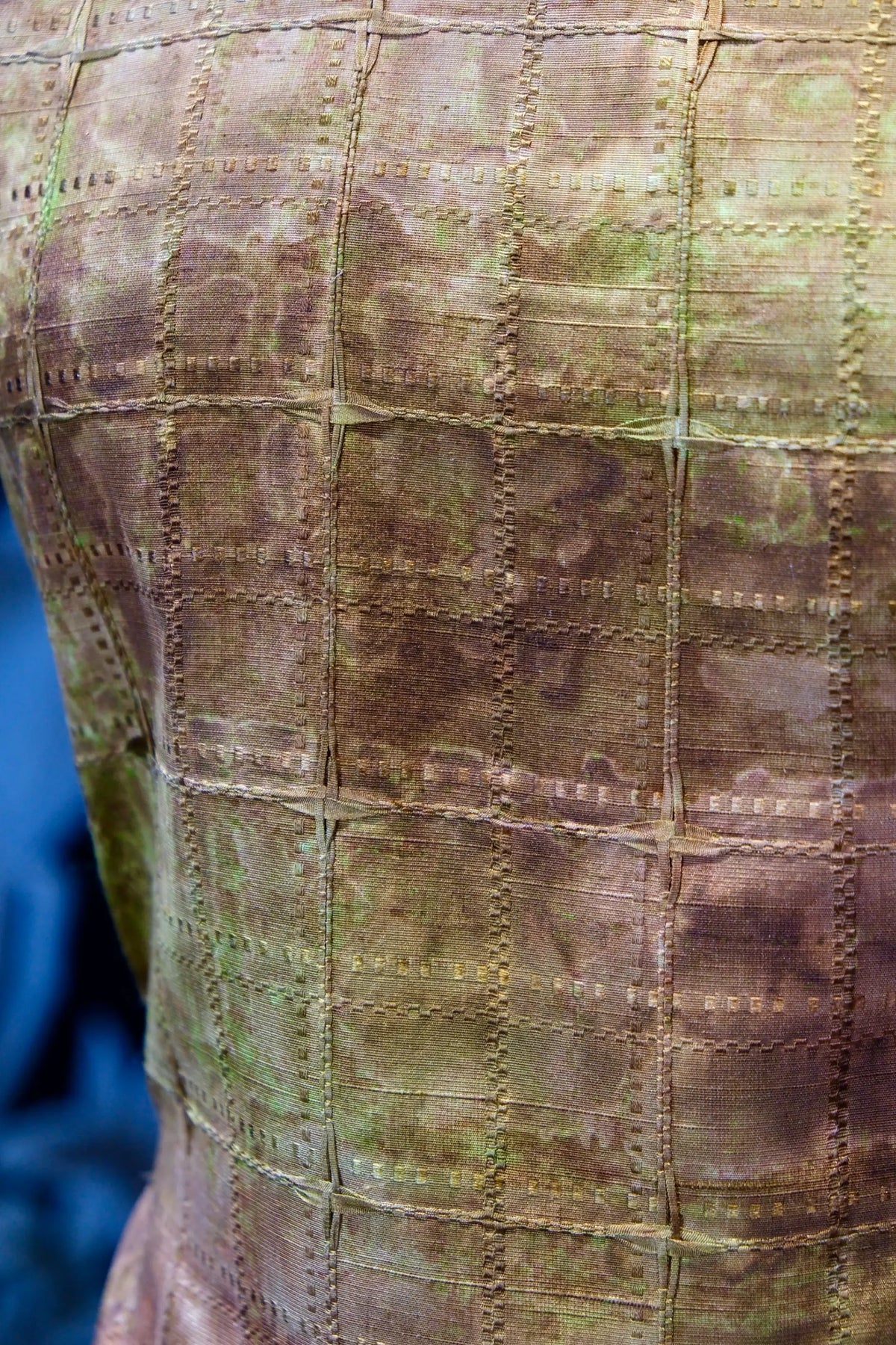 琥珀金方 · 格纹真丝面料 | Amber Grid - Jacquard Silk Fabric