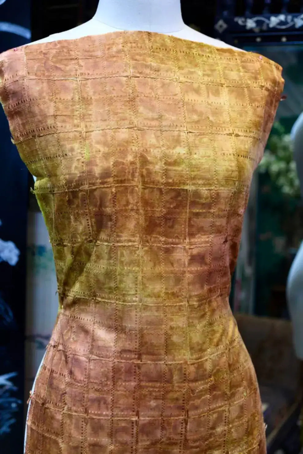 琥珀金方 · 格纹真丝面料 | Amber Grid - Jacquard Silk Fabric