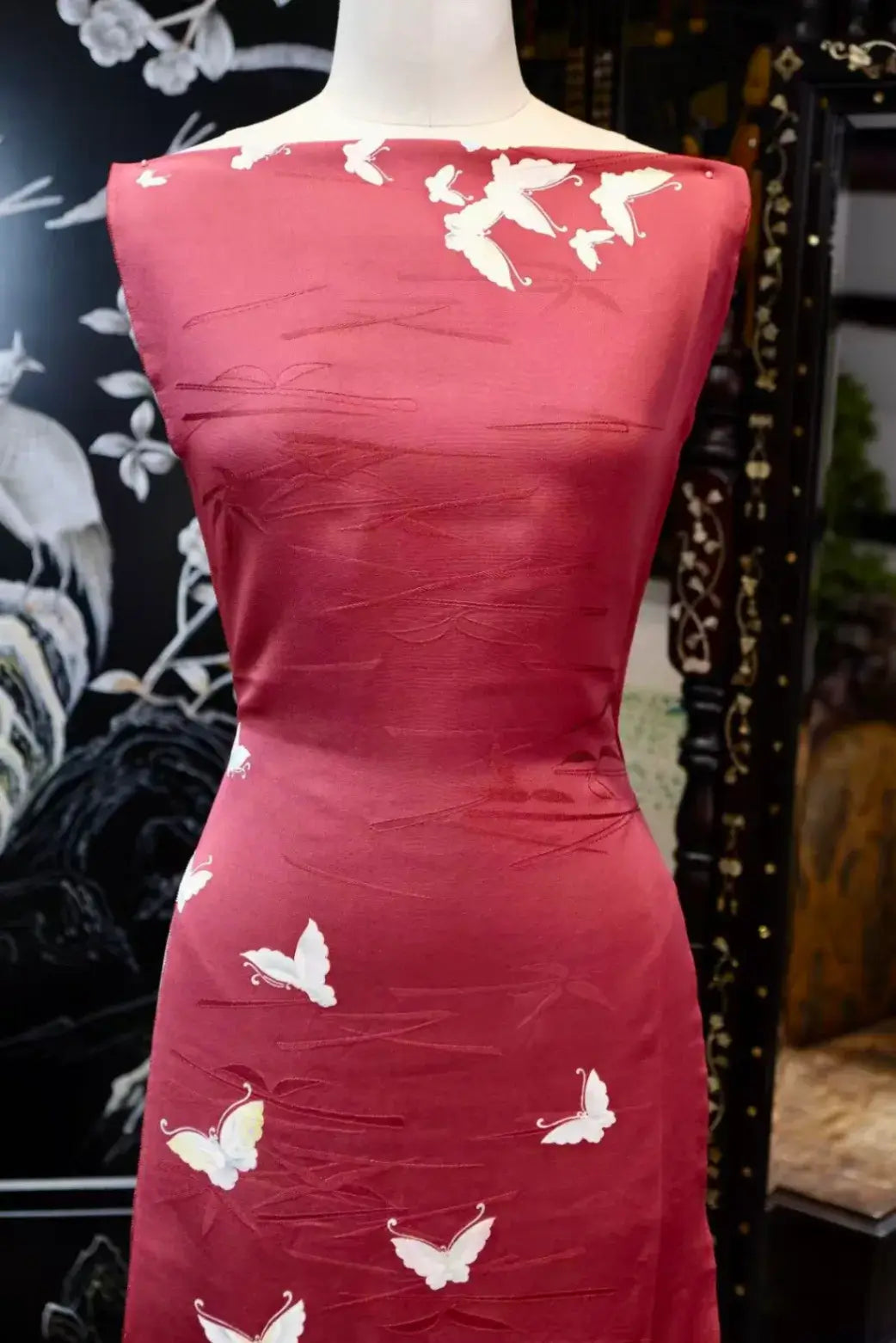 朱红蝶舞 · 飞蝶暗纹真丝面料 | Crimson Butterfly - Jacquard Silk Fabric