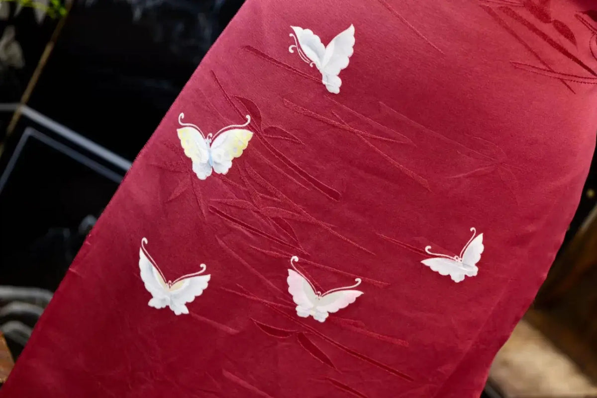 朱红蝶舞 · 飞蝶暗纹真丝面料 | Crimson Butterfly - Jacquard Silk Fabric