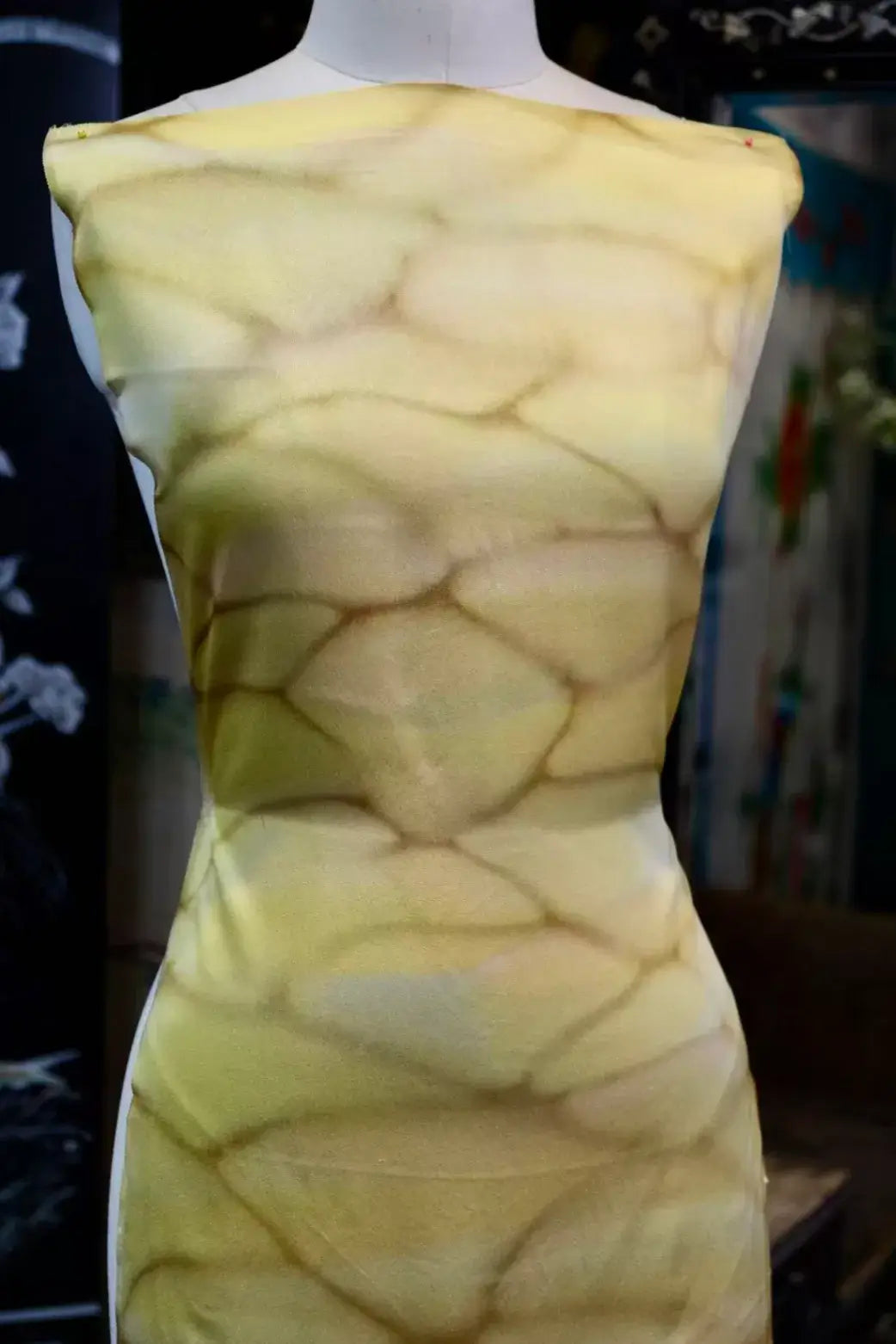 金辉龟甲 · 暖黄网格真丝面料 | Golden Lattice - Turtle Shell Print Silk Fabric