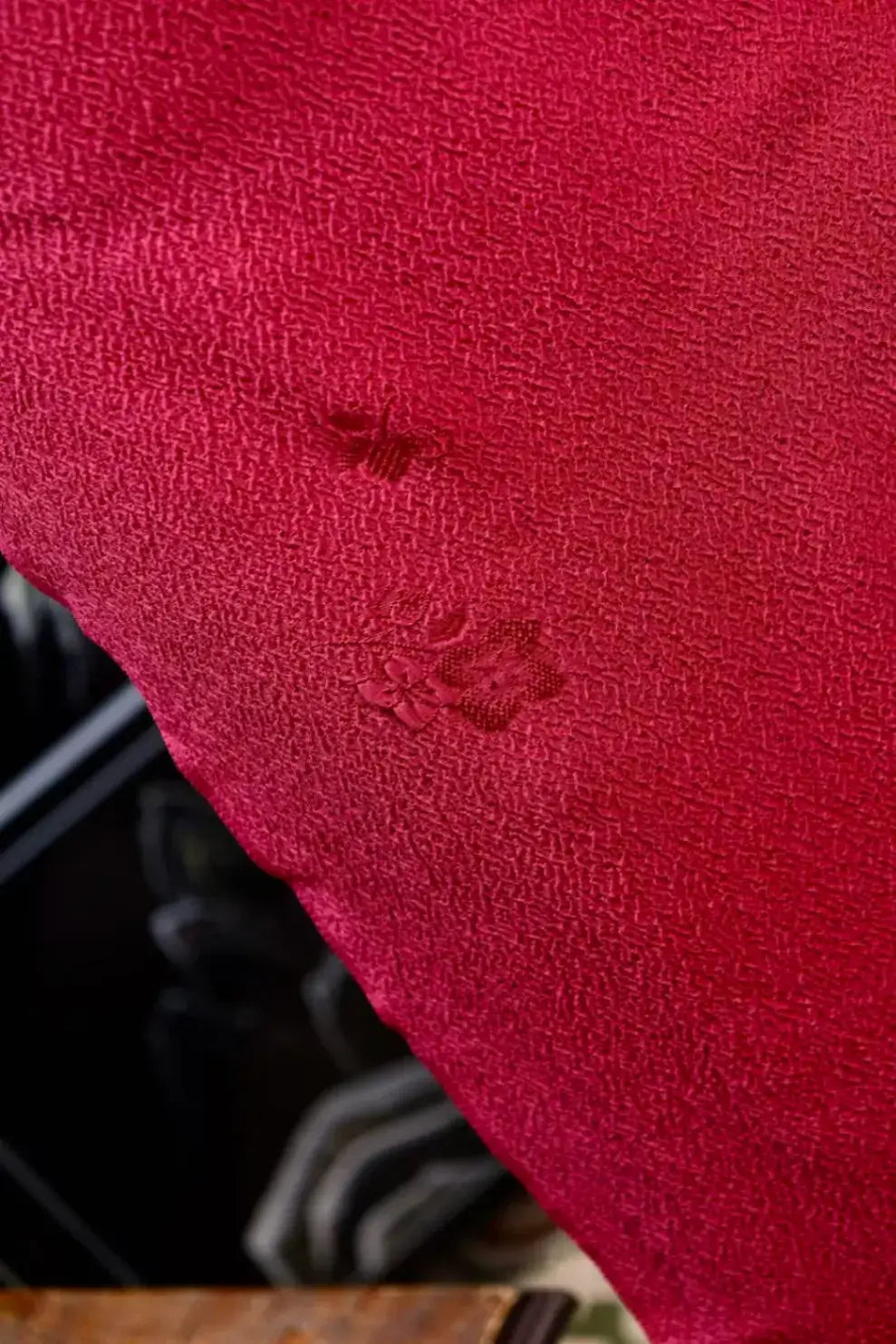 朱红绉锦 · 浮雕花蝶真丝面料 | Crimson Crepe - Jacquard Silk Fabric