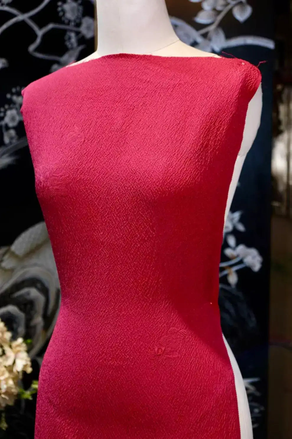 朱红绉锦 · 浮雕花蝶真丝面料 | Crimson Crepe - Jacquard Silk Fabric