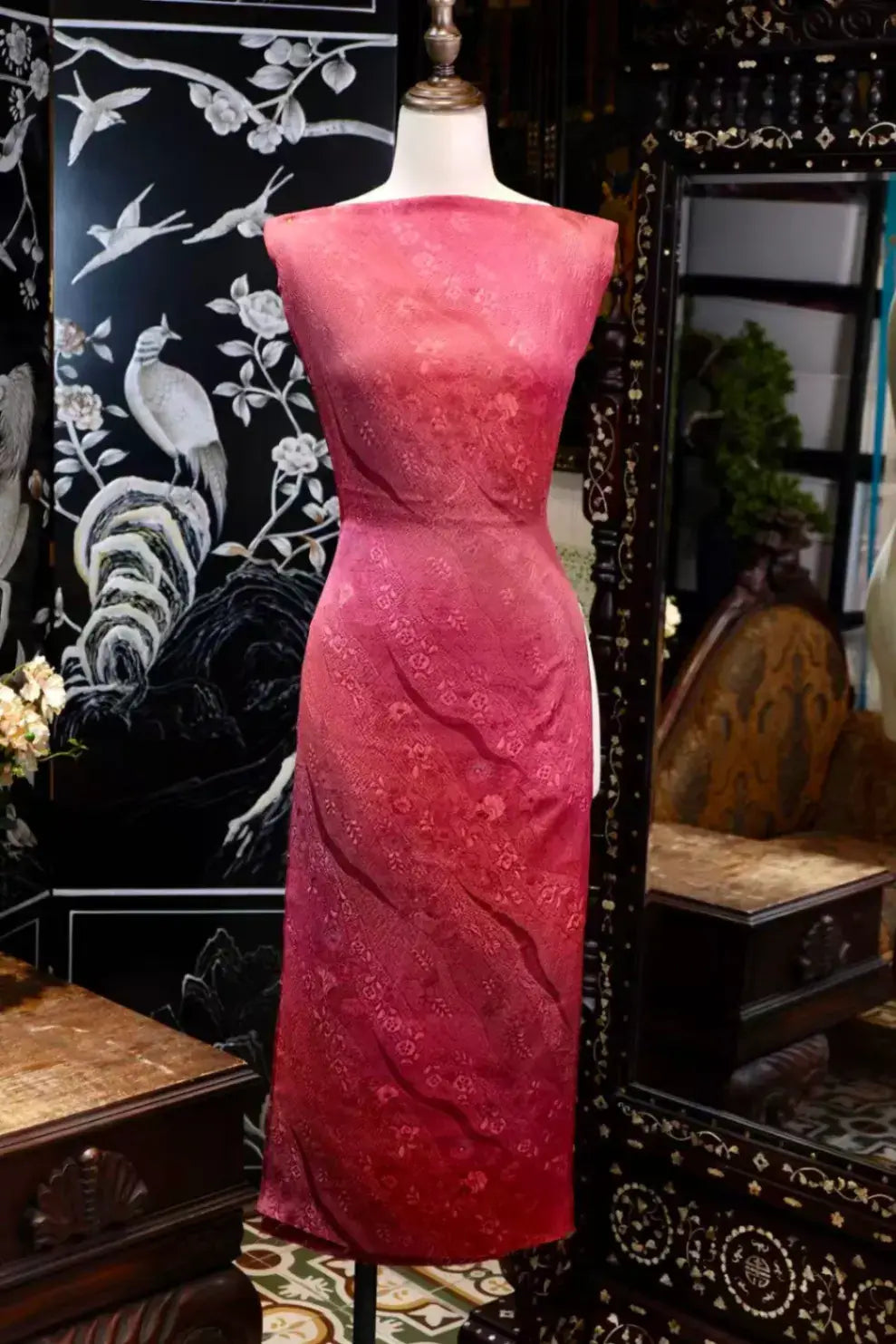 玫红繁花 · 浮雕花叶真丝面料 | Rose Blossom - Jacquard Silk Fabric