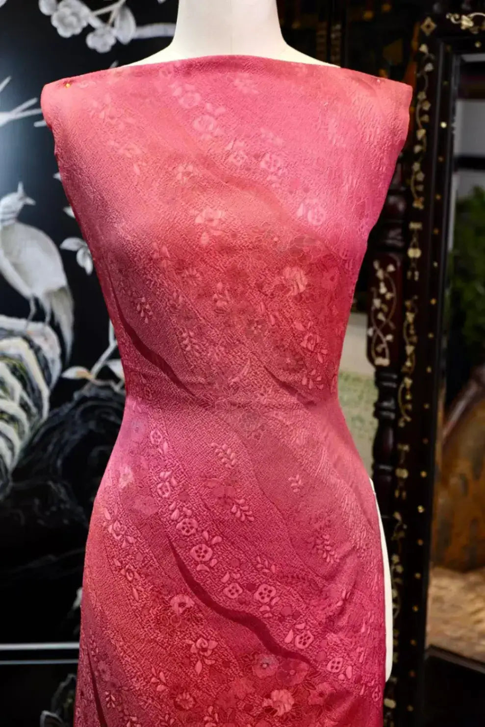 玫红繁花 · 浮雕花叶真丝面料 | Rose Blossom - Jacquard Silk Fabric