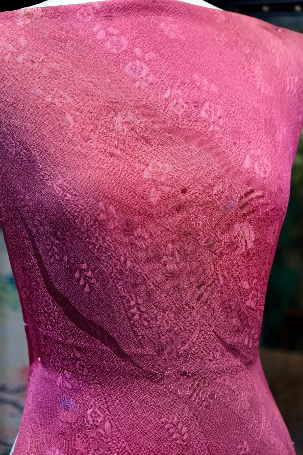 玫红繁花 · 浮雕花叶真丝面料 | Rose Blossom - Jacquard Silk Fabric