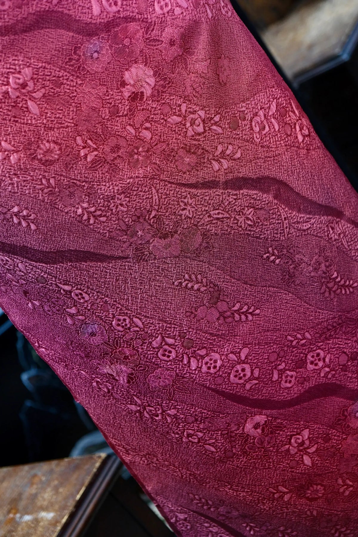 玫红繁花 · 浮雕花叶真丝面料 | Rose Blossom - Jacquard Silk Fabric