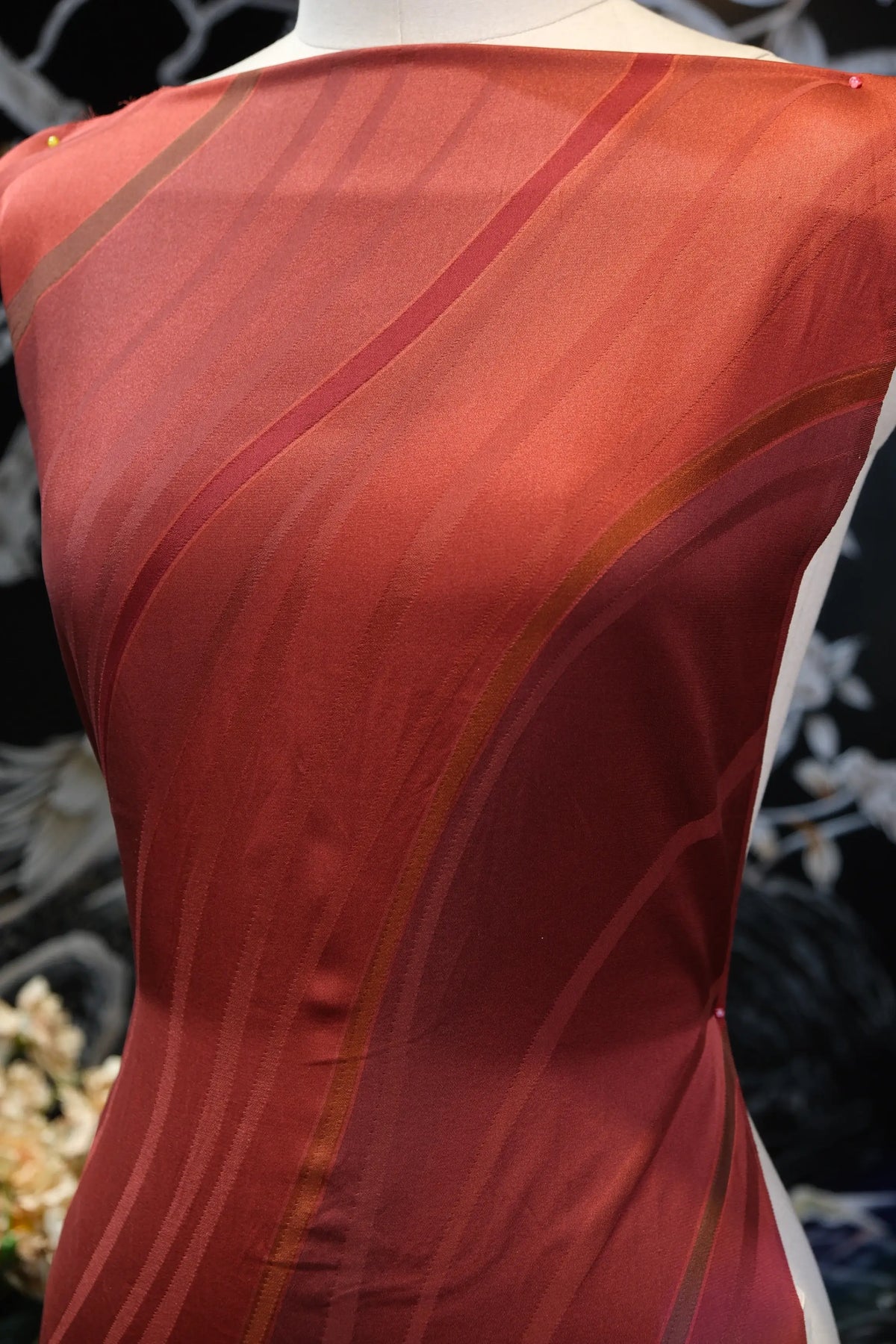 朱红波韵 · 倾斜流光真丝面料 | Rippling Crimson - Fluid Stripe Silk Fabric