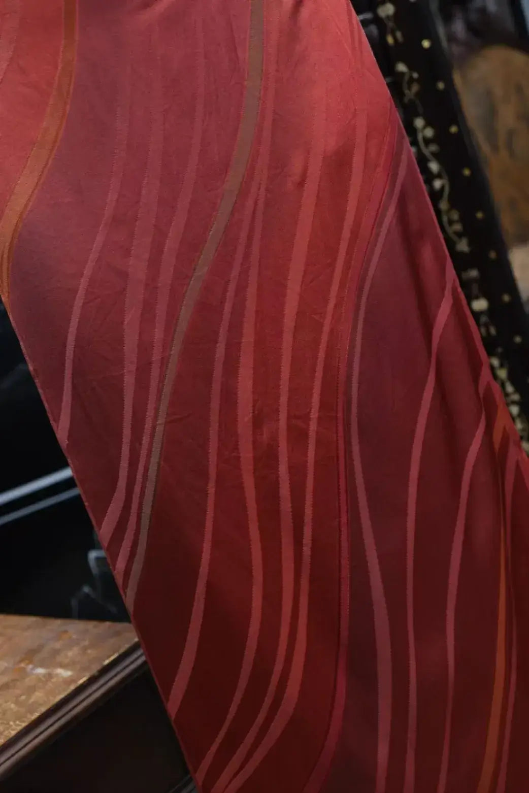 朱红波韵 · 倾斜流光真丝面料 | Rippling Crimson - Fluid Stripe Silk Fabric