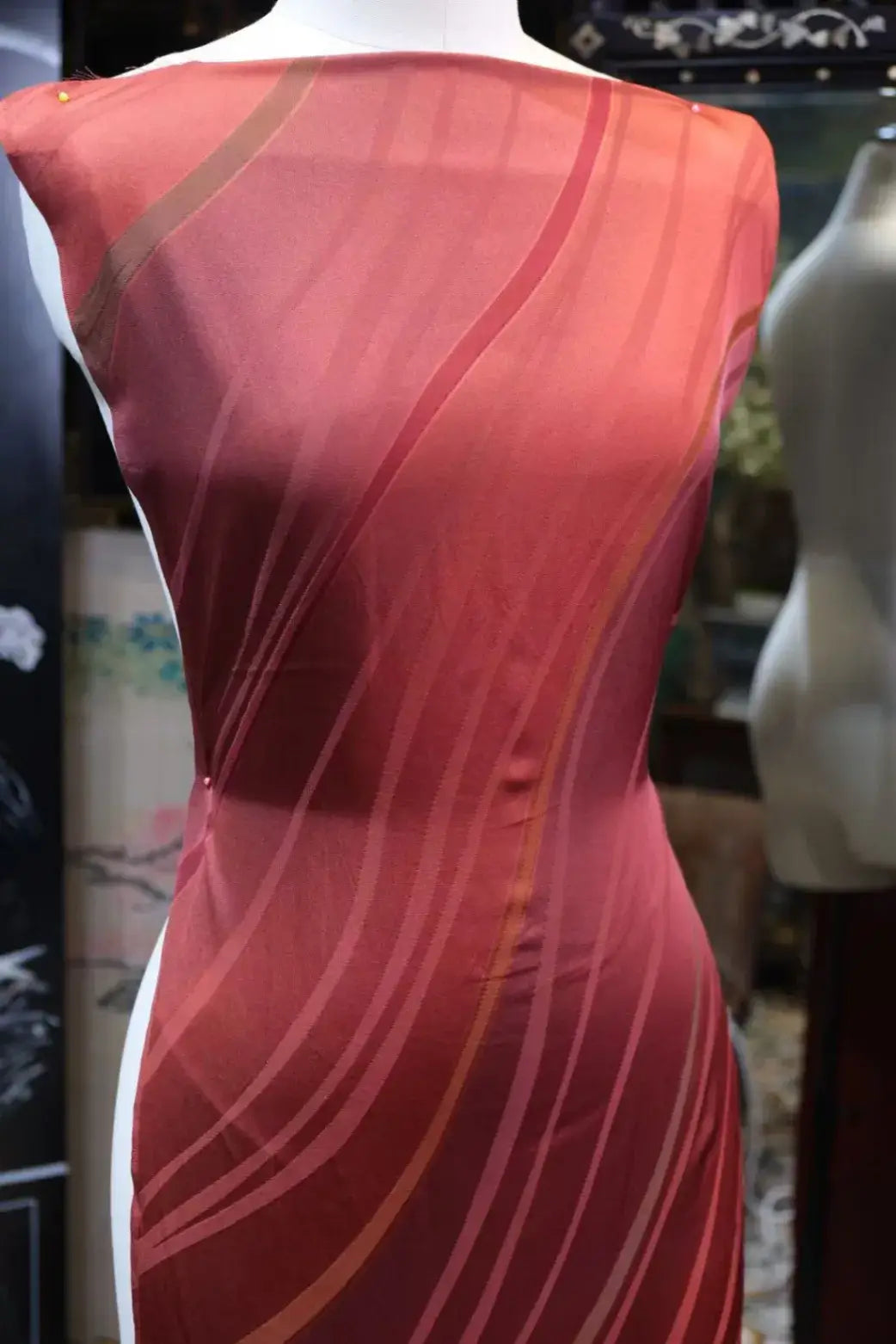 朱红波韵 · 倾斜流光真丝面料 | Rippling Crimson - Fluid Stripe Silk Fabric