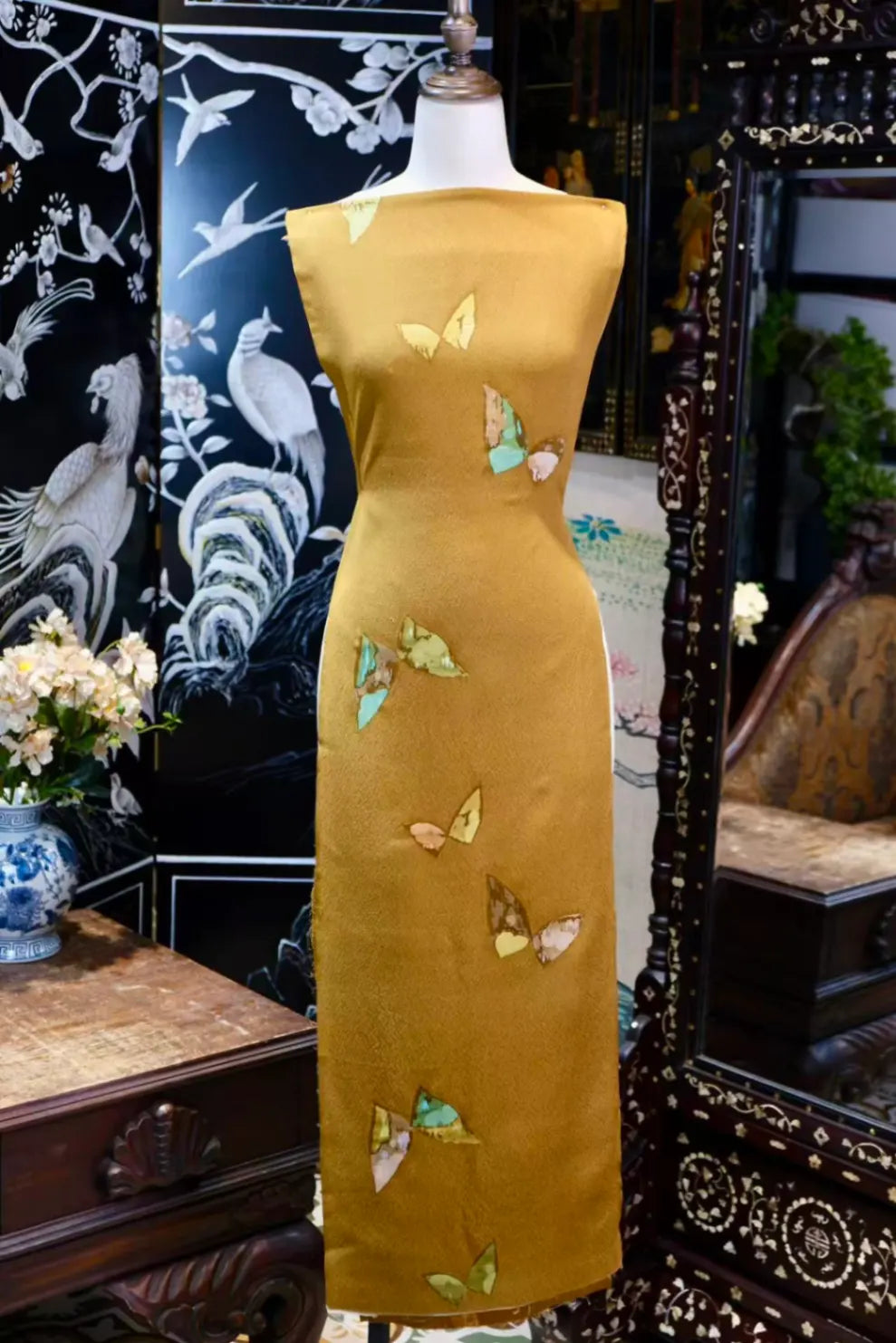 暖金蝶舞 · 抽象彩蝶真丝面料 | Gilded Butterfly - Abstract Print Silk Fabric