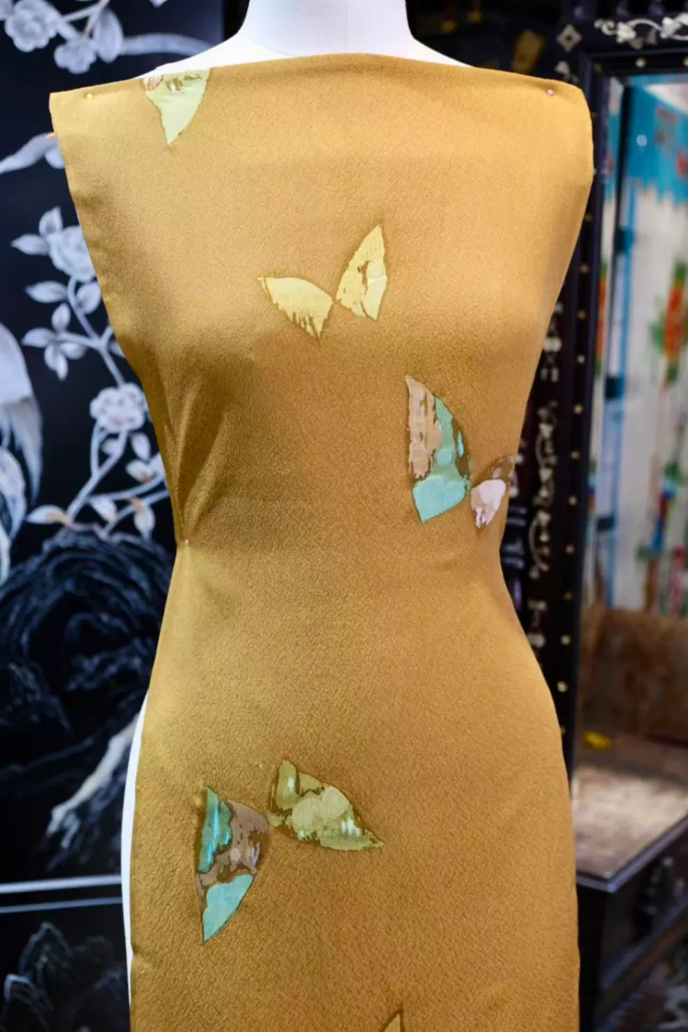 暖金蝶舞 · 抽象彩蝶真丝面料 | Gilded Butterfly - Abstract Print Silk Fabric