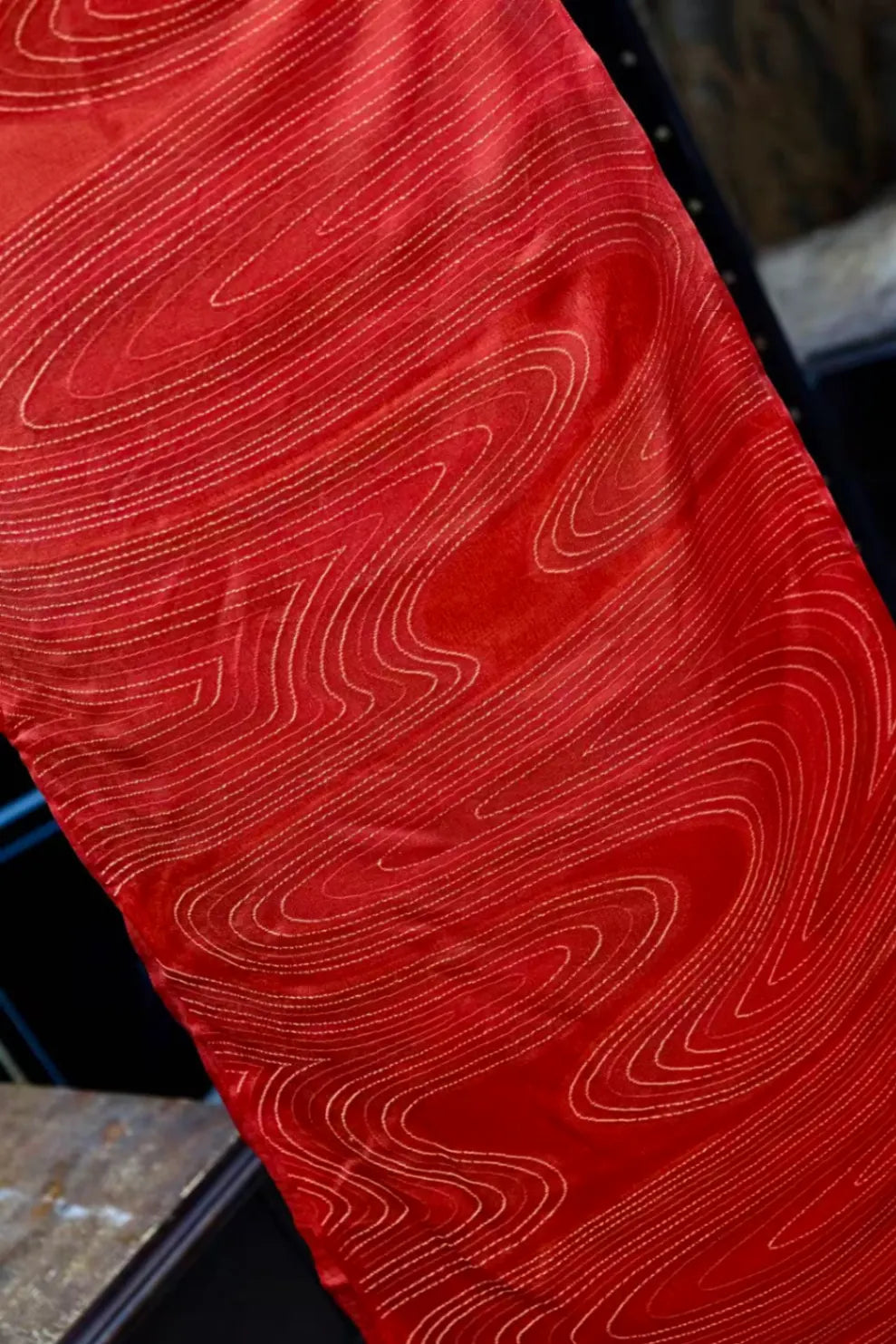 朱红流纹 · 曲线真丝面料 | Crimson Wave - Contour Line Silk Fabric