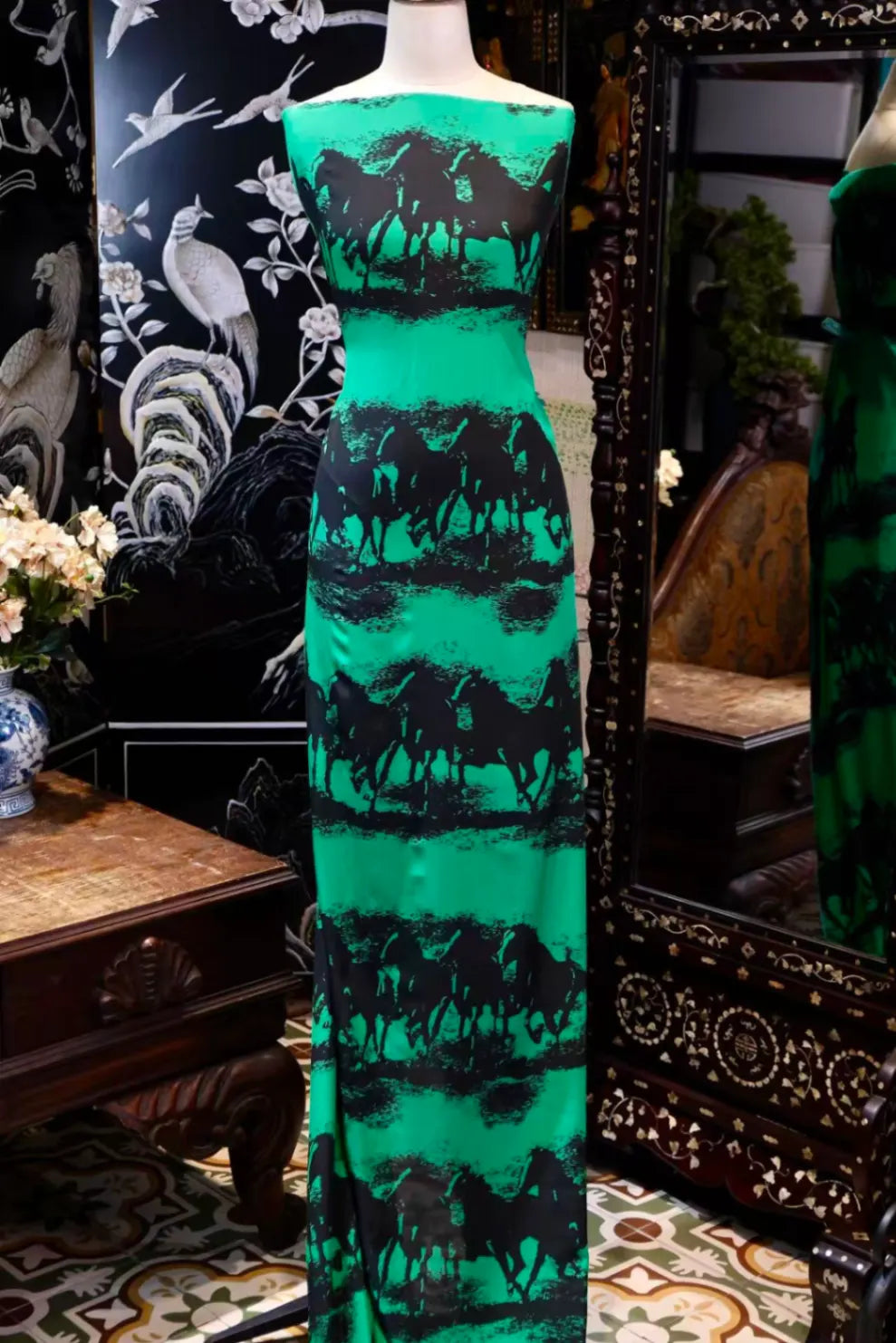 翠羽骏马 · 动感条纹真丝面料 | Emerald Steeds - Dynamic Stripe Silk Fabric