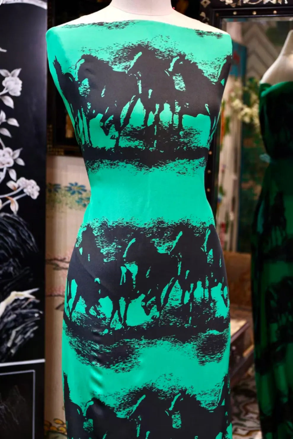 翠羽骏马 · 动感条纹真丝面料 | Emerald Steeds - Dynamic Stripe Silk Fabric