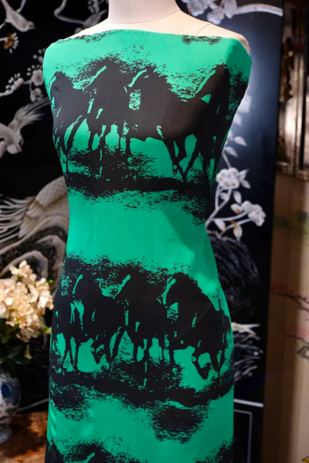 翠羽骏马 · 动感条纹真丝面料 | Emerald Steeds - Dynamic Stripe Silk Fabric