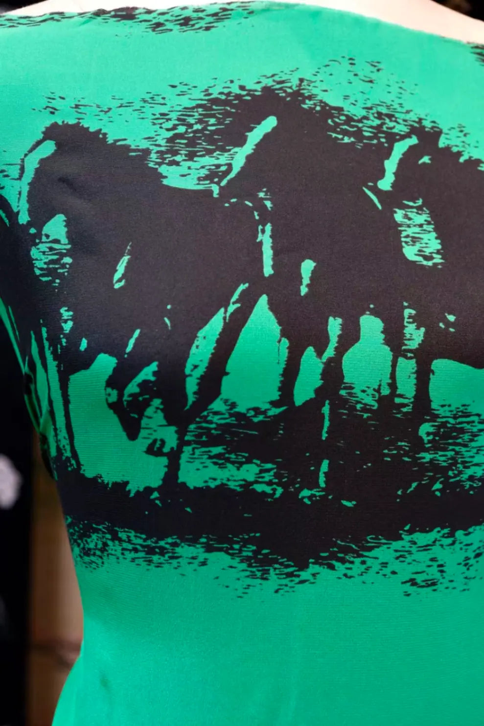 翠羽骏马 · 动感条纹真丝面料 | Emerald Steeds - Dynamic Stripe Silk Fabric
