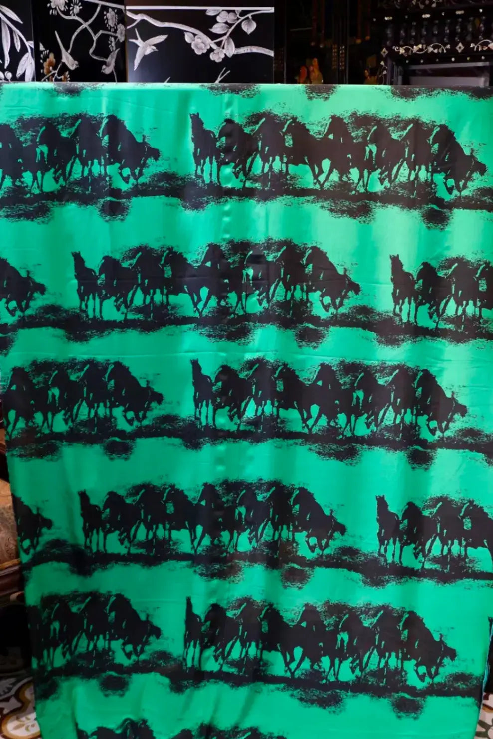 翠羽骏马 · 动感条纹真丝面料 | Emerald Steeds - Dynamic Stripe Silk Fabric