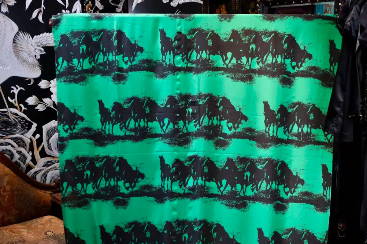 翠羽骏马 · 动感条纹真丝面料 | Emerald Steeds - Dynamic Stripe Silk Fabric