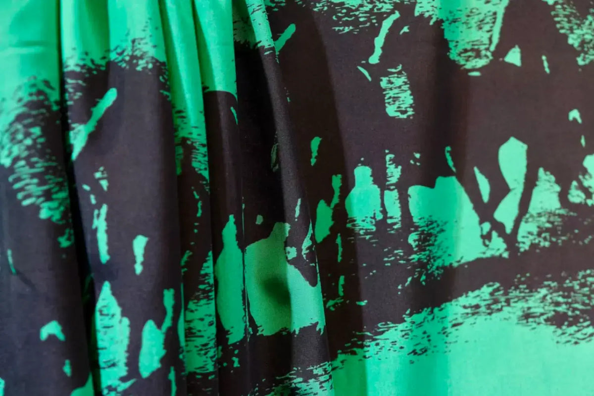 翠羽骏马 · 动感条纹真丝面料 | Emerald Steeds - Dynamic Stripe Silk Fabric