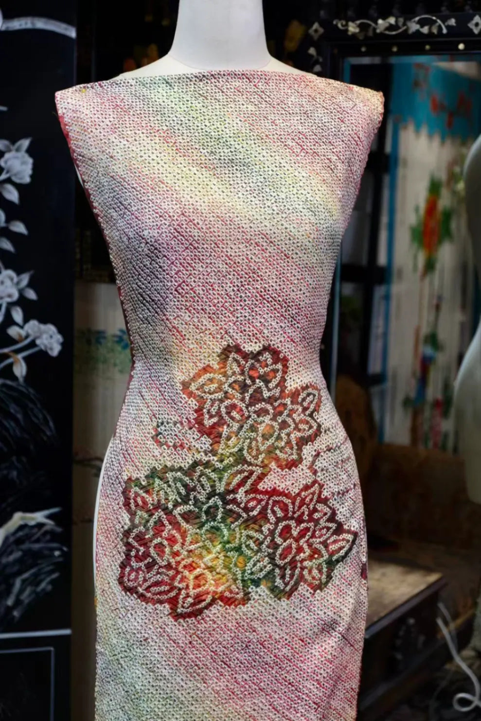 绚彩佳人 · 绞缬团花真丝面料 | Prismatic Bloom - Shibori Floral Silk Fabric