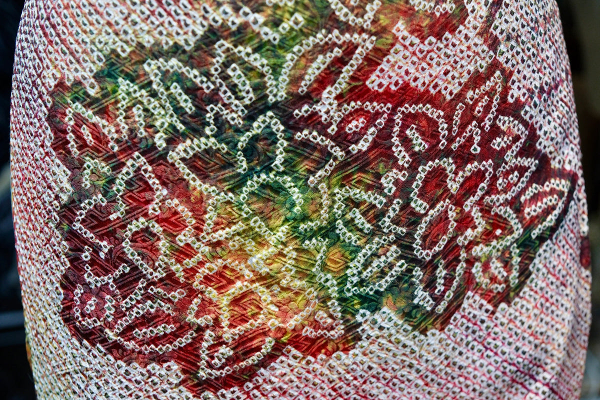绚彩佳人 · 绞缬团花真丝面料 | Prismatic Bloom - Shibori Floral Silk Fabric