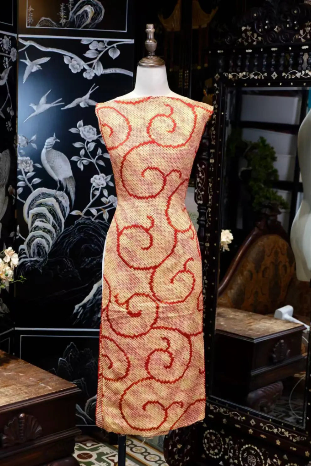 赤霞流涡 · 绞缬卷草真丝面料 | Crimson Swirl - Shibori Vine Silk Fabric