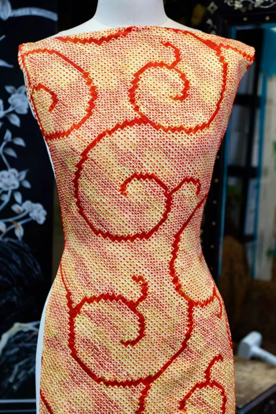 赤霞流涡 · 绞缬卷草真丝面料 | Crimson Swirl - Shibori Vine Silk Fabric