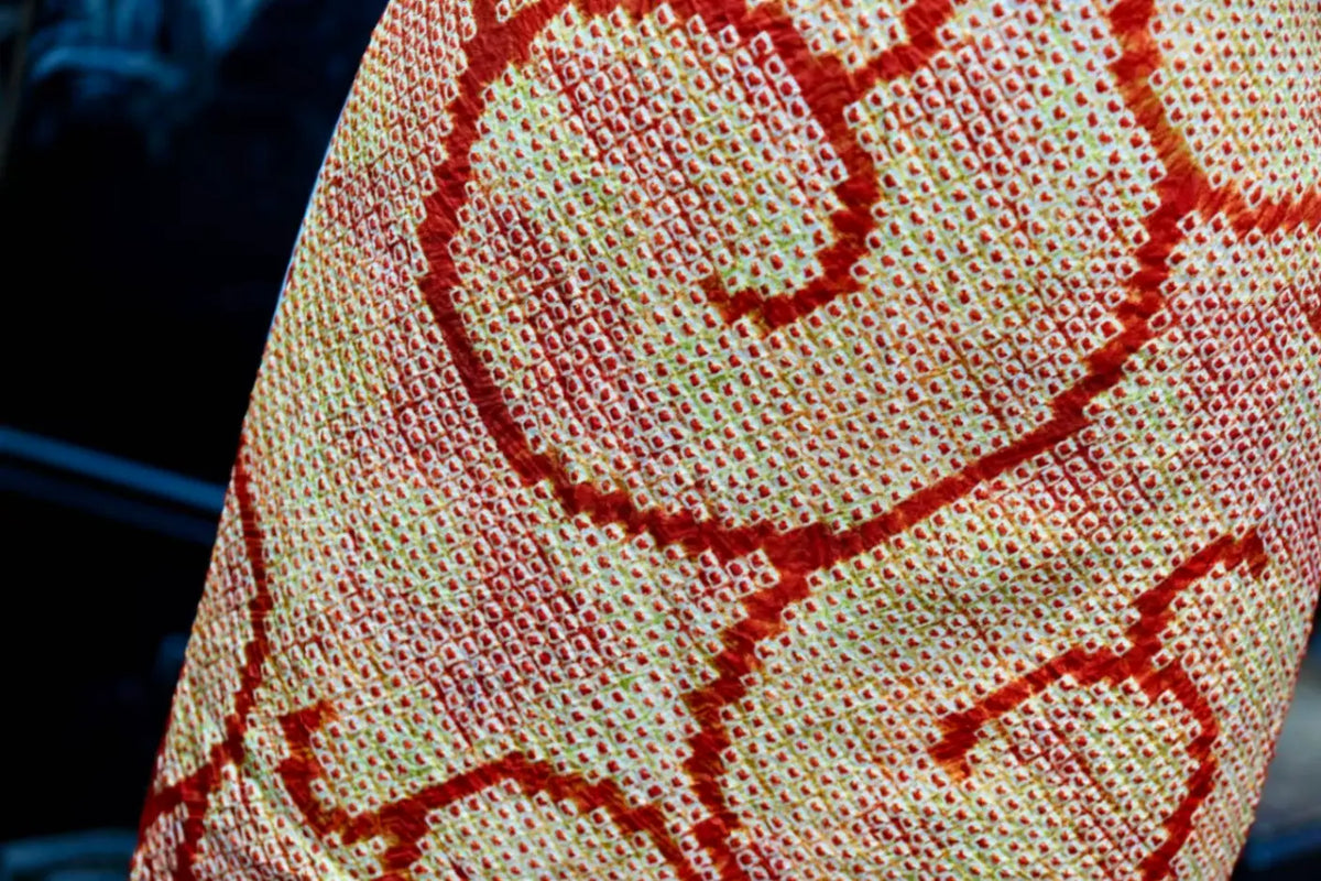 赤霞流涡 · 绞缬卷草真丝面料 | Crimson Swirl - Shibori Vine Silk Fabric