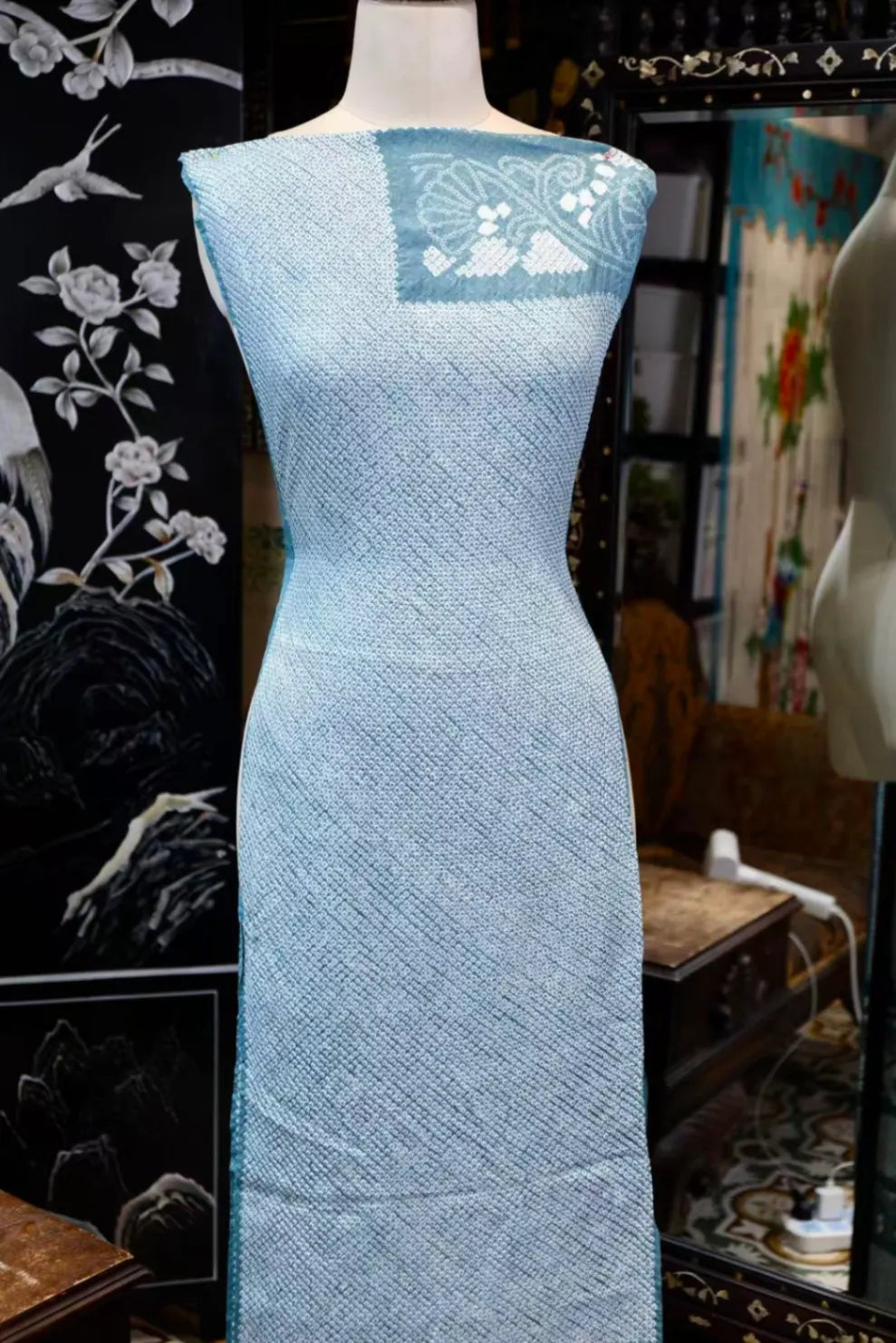 翠蓝流光 · 绞缬拼边真丝面料 | Cyan Shimmer - Shibori Border Silk Fabric