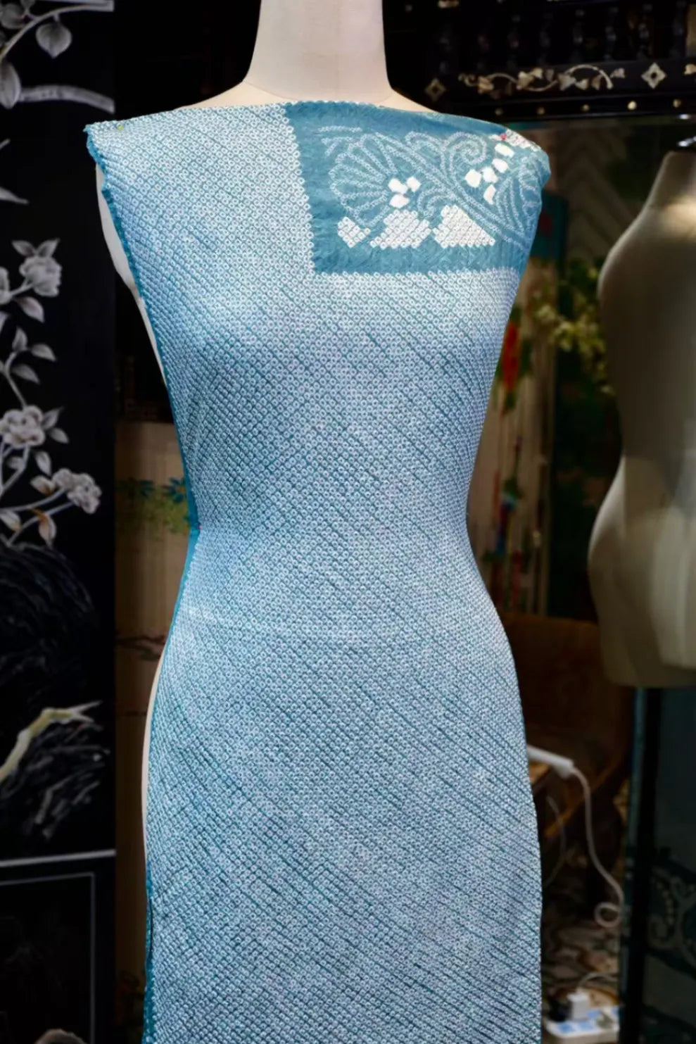 翠蓝流光 · 绞缬拼边真丝面料 | Cyan Shimmer - Shibori Border Silk Fabric
