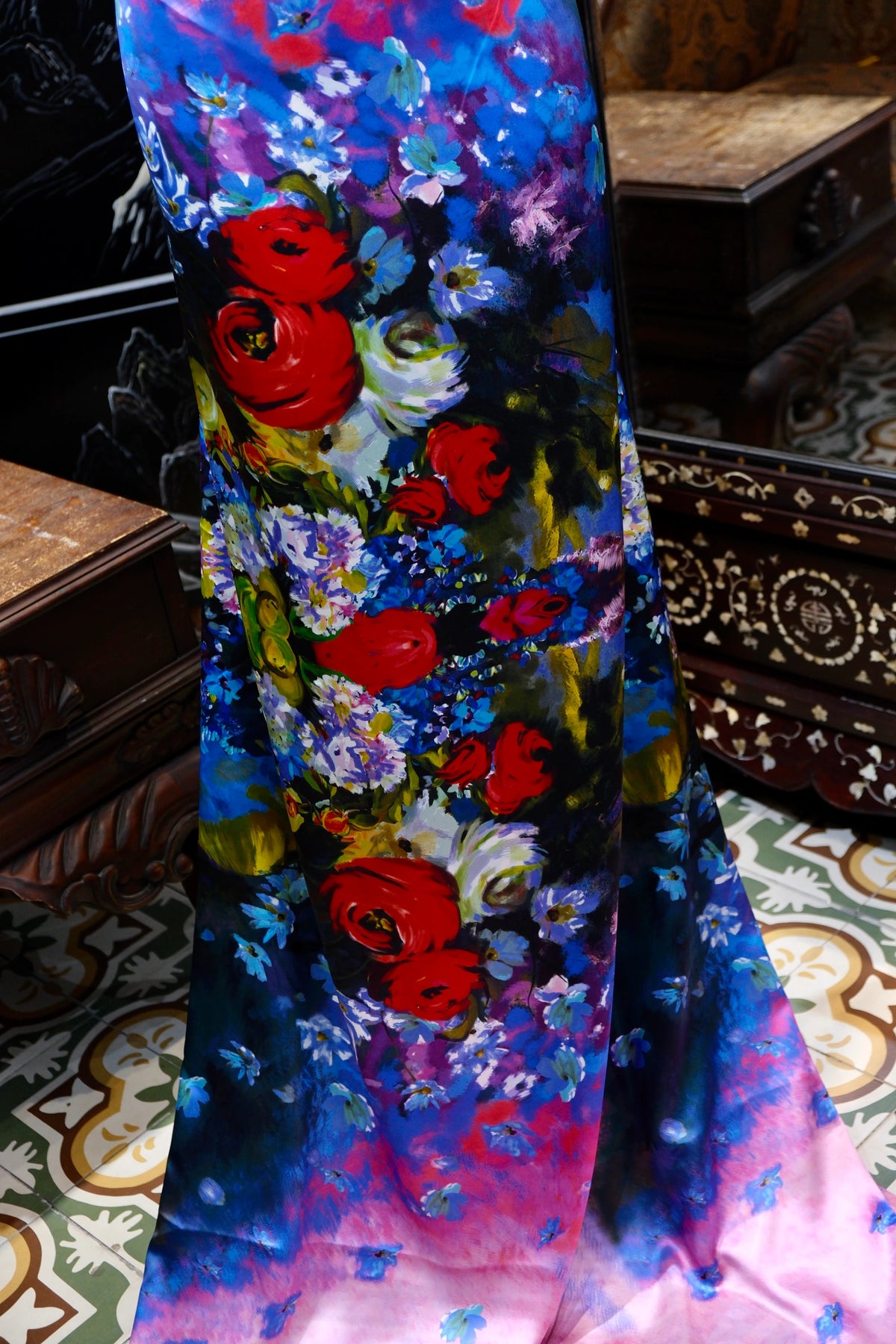 粉蓝霞光 · 渐变繁花真丝面料 | Blush to Azure - Gradient Floral Silk Fabric
