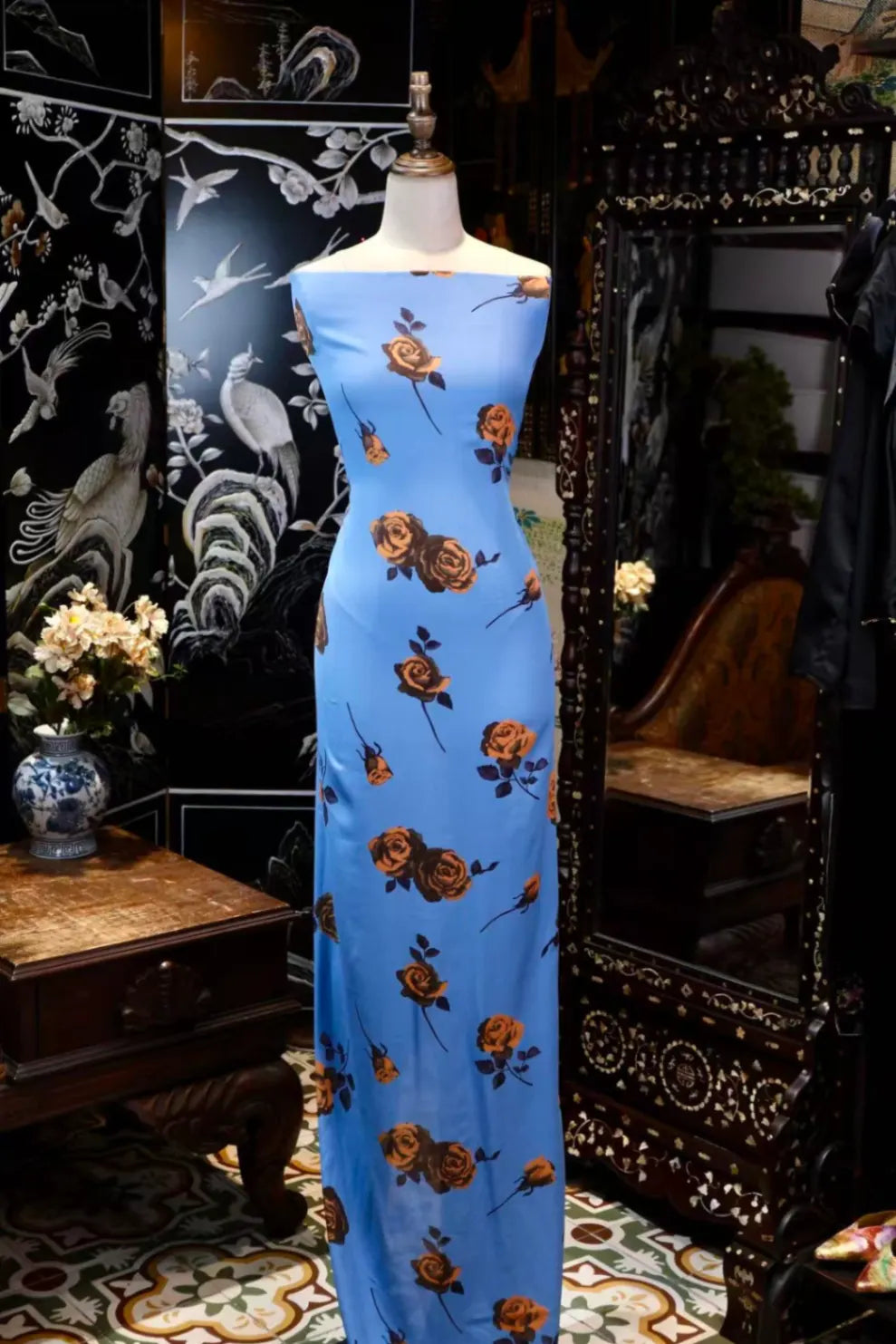蓝天金玫瑰 · 优雅玫瑰真丝面料 | Azure Rose - Floral Print Silk Fabric