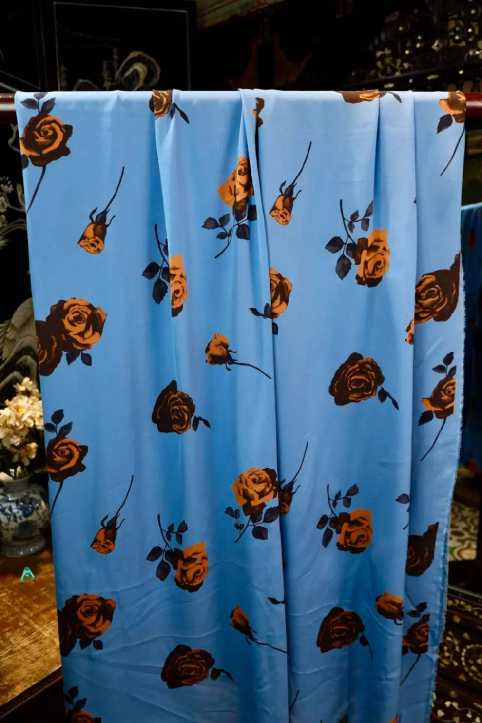 蓝天金玫瑰 · 优雅玫瑰真丝面料 | Azure Rose - Floral Print Silk Fabric