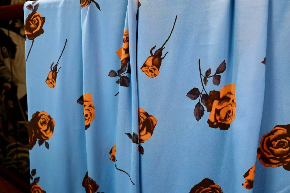 蓝天金玫瑰 · 优雅玫瑰真丝面料 | Azure Rose - Floral Print Silk Fabric