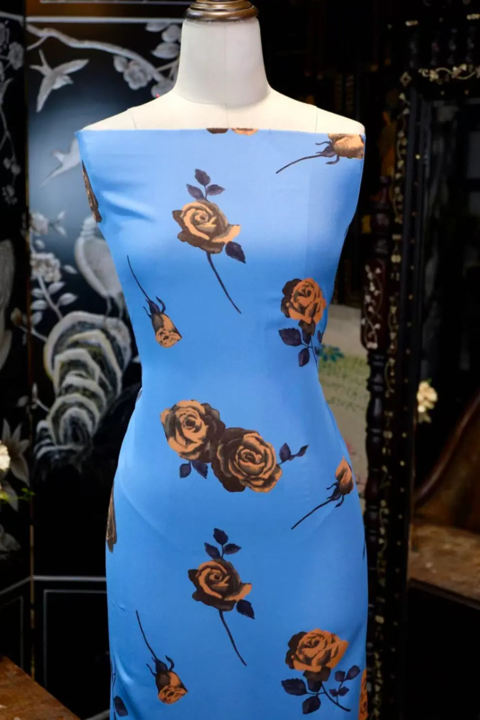 蓝天金玫瑰 · 优雅玫瑰真丝面料 | Azure Rose - Floral Print Silk Fabric