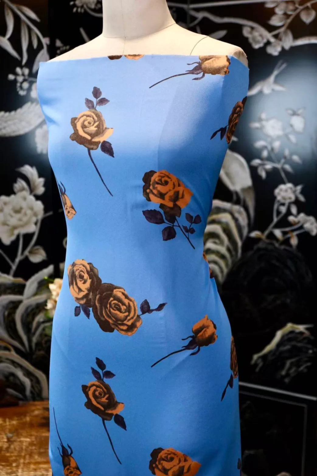 蓝天金玫瑰 · 优雅玫瑰真丝面料 | Azure Rose - Floral Print Silk Fabric