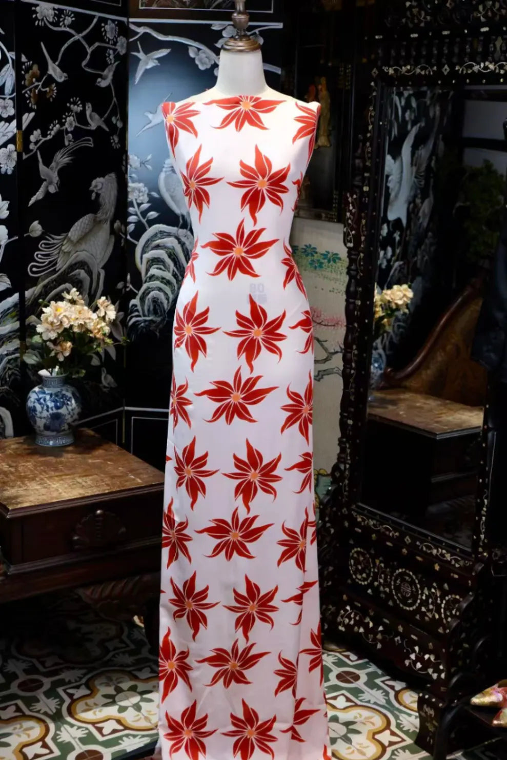 赤焰繁花 · 炽红星芒真丝面料 | Crimson Blossom - Starburst Print Silk Fabric