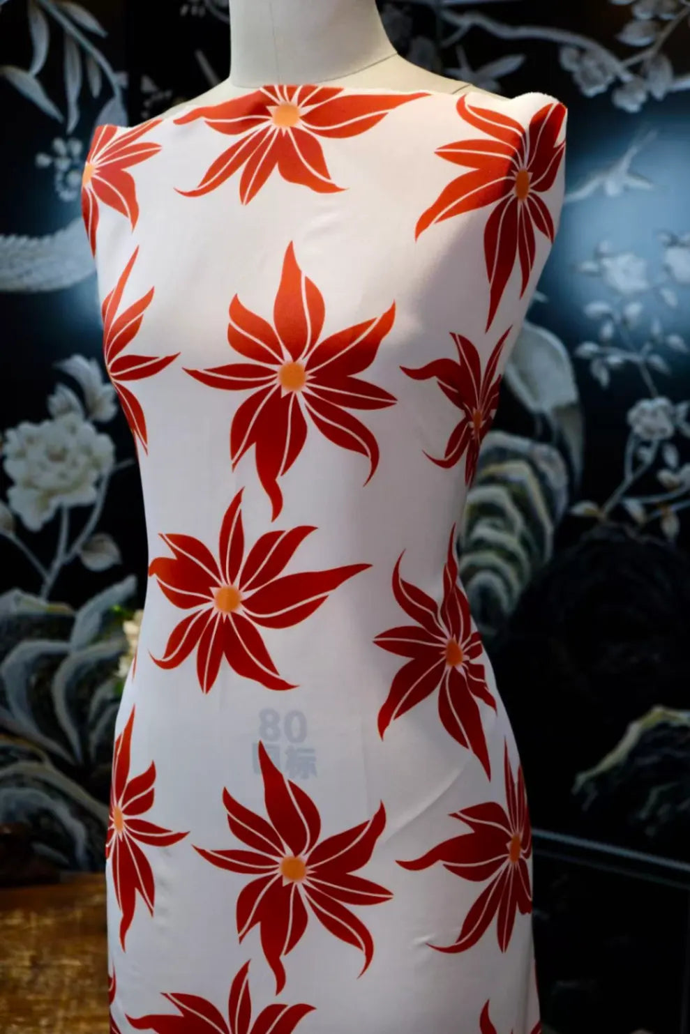 赤焰繁花 · 炽红星芒真丝面料 | Crimson Blossom - Starburst Print Silk Fabric