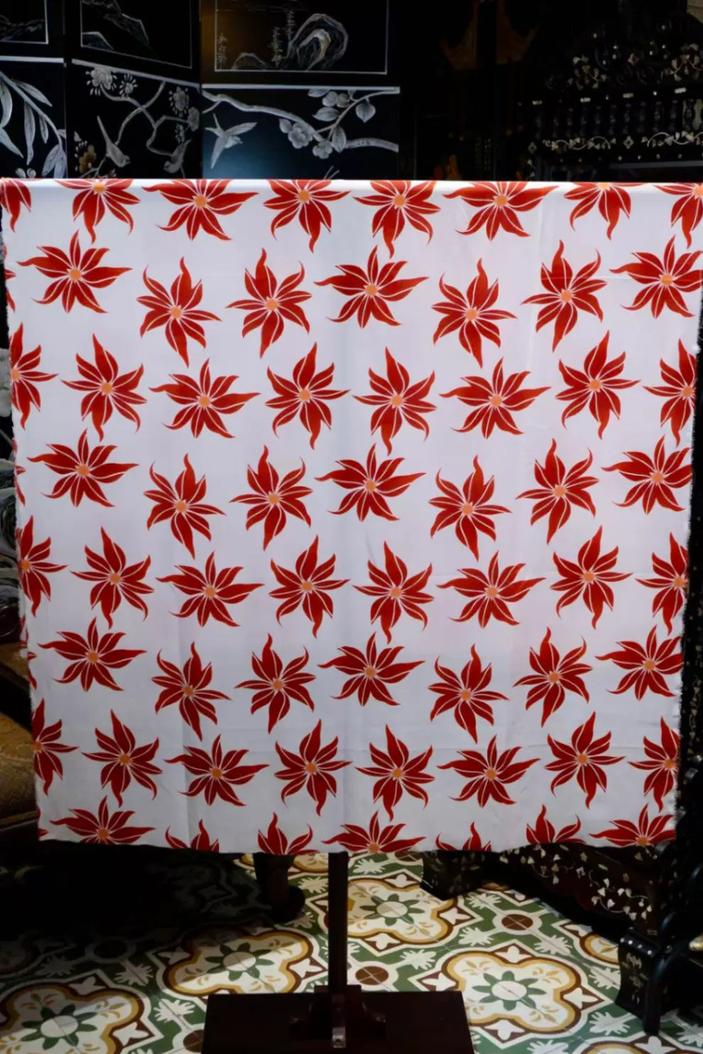 赤焰繁花 · 炽红星芒真丝面料 | Crimson Blossom - Starburst Print Silk Fabric