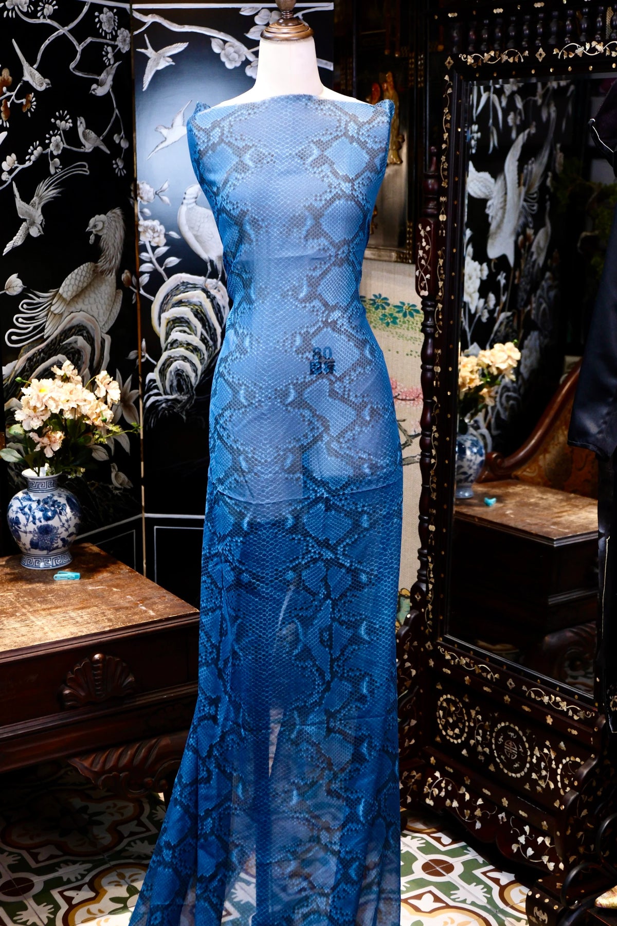 碧海鳞纹 · 蔚蓝蟒纹真丝面料 | Azure Python - Serpent Scale Silk Fabric