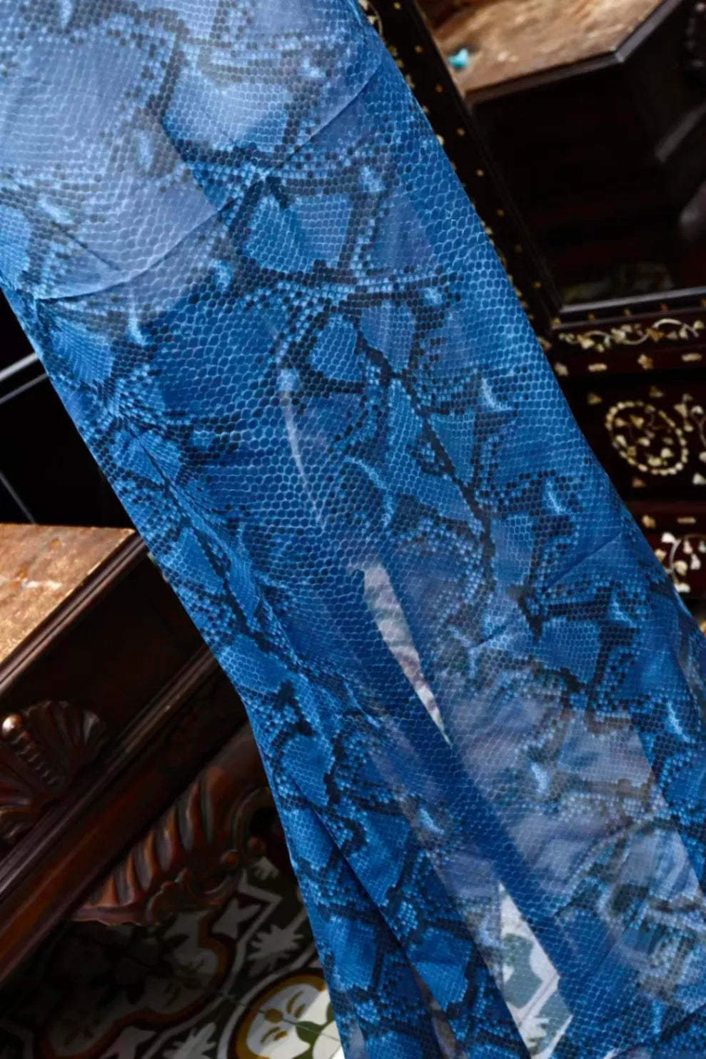 碧海鳞纹 · 蔚蓝蟒纹真丝面料 | Azure Python - Serpent Scale Silk Fabric