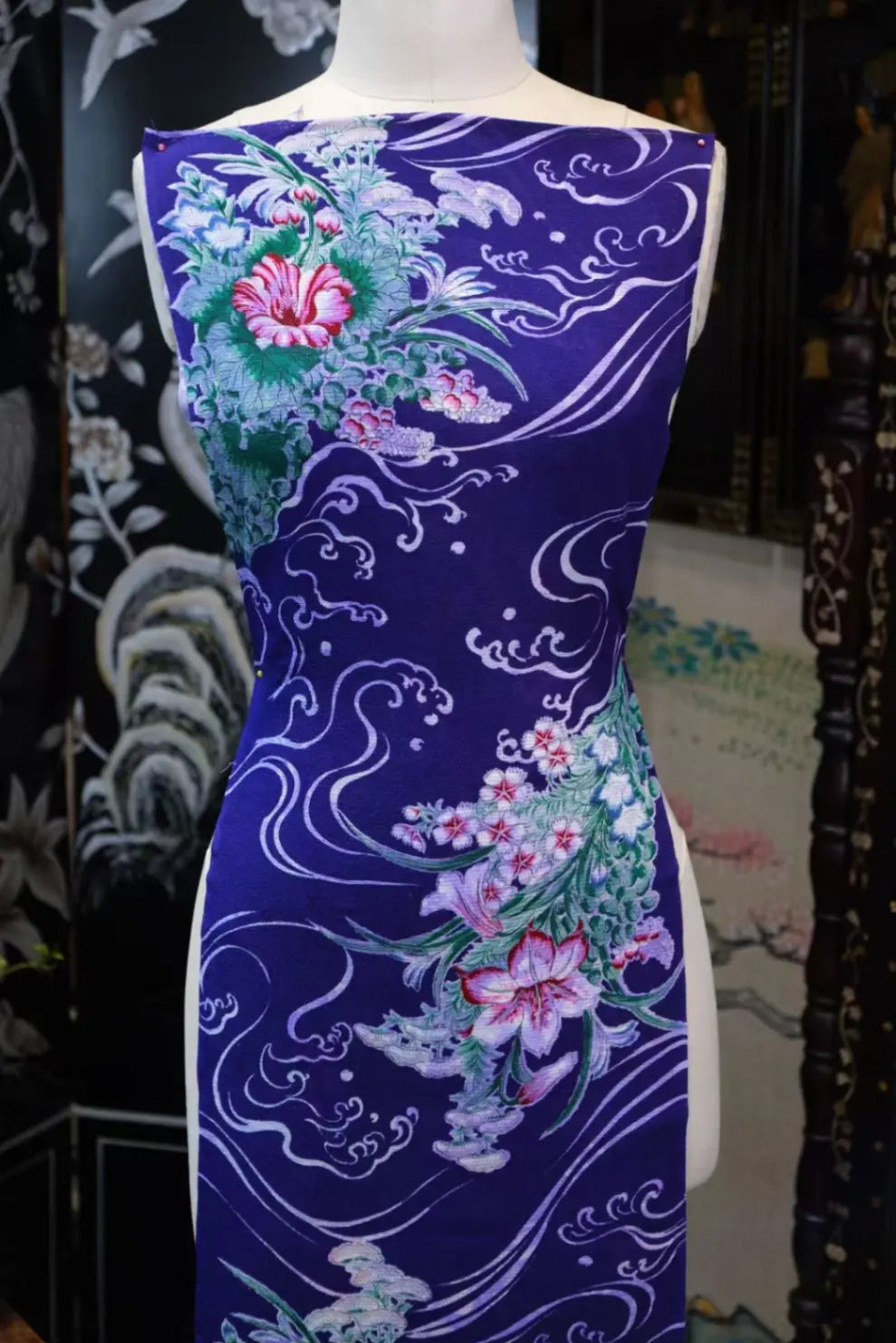 幽蓝松菊 · 流水百合真丝面料 | Royal Azure Wave - Pine and Lily Silk Fabric
